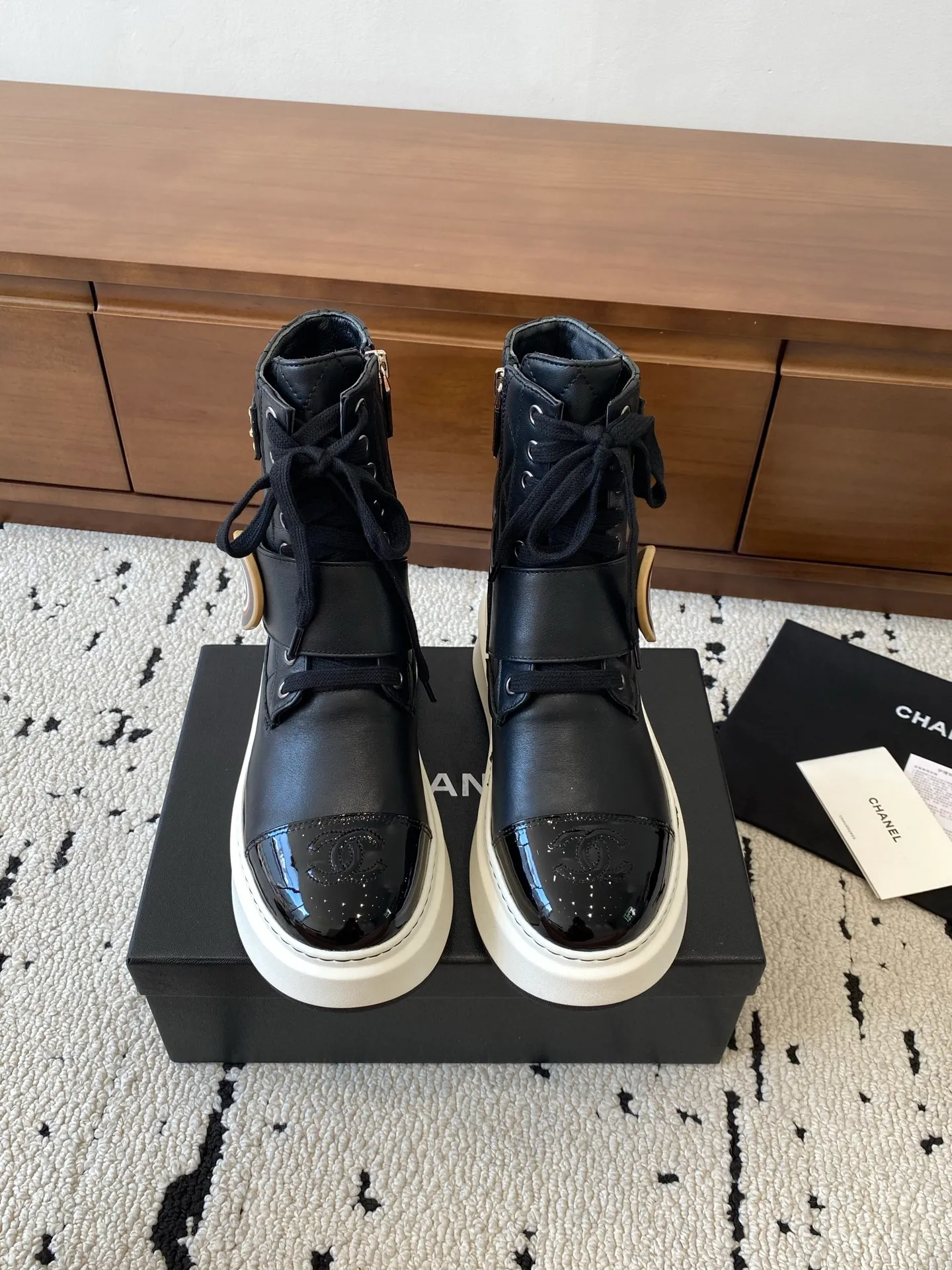 👟👟Ex-factory price 760👟👟 CHANEL 2025s autumn and winter series thick-soled short boots, made of imported cowhide, with an additional height of 5cm to show leg length. The boots follow Chanel's classic rhombus pattern, and add this year's popular sun buckle. Xiao Meimei likes it especially. This is Chanel's hot style for autumn and winter this year. With the traditional inner zipper, it is easy to put on the feet and super comfortable. It is a must-have for this autumn and winter. Upper material: imported cowhide with rhombus microfiber, washed denim ❤︎ Consistently authentic ❤︎ Outsole: original Italian TPU foam outsole Number of yards: 35-40 (Customized size 40 is non-refundable and non-exchangeable) Buy now 👉 Buy now 👉 Buy now 👉 Buy now 👉